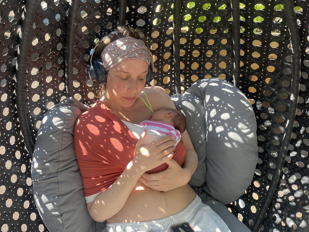 HerbRobert6's tweet photo. ☀️Zola spent the #hotestdayoftheyear in the shade of a #rattanswingchair buried in the comfort of her #motherlove 💘 https://t.co/DbmRq58kkA