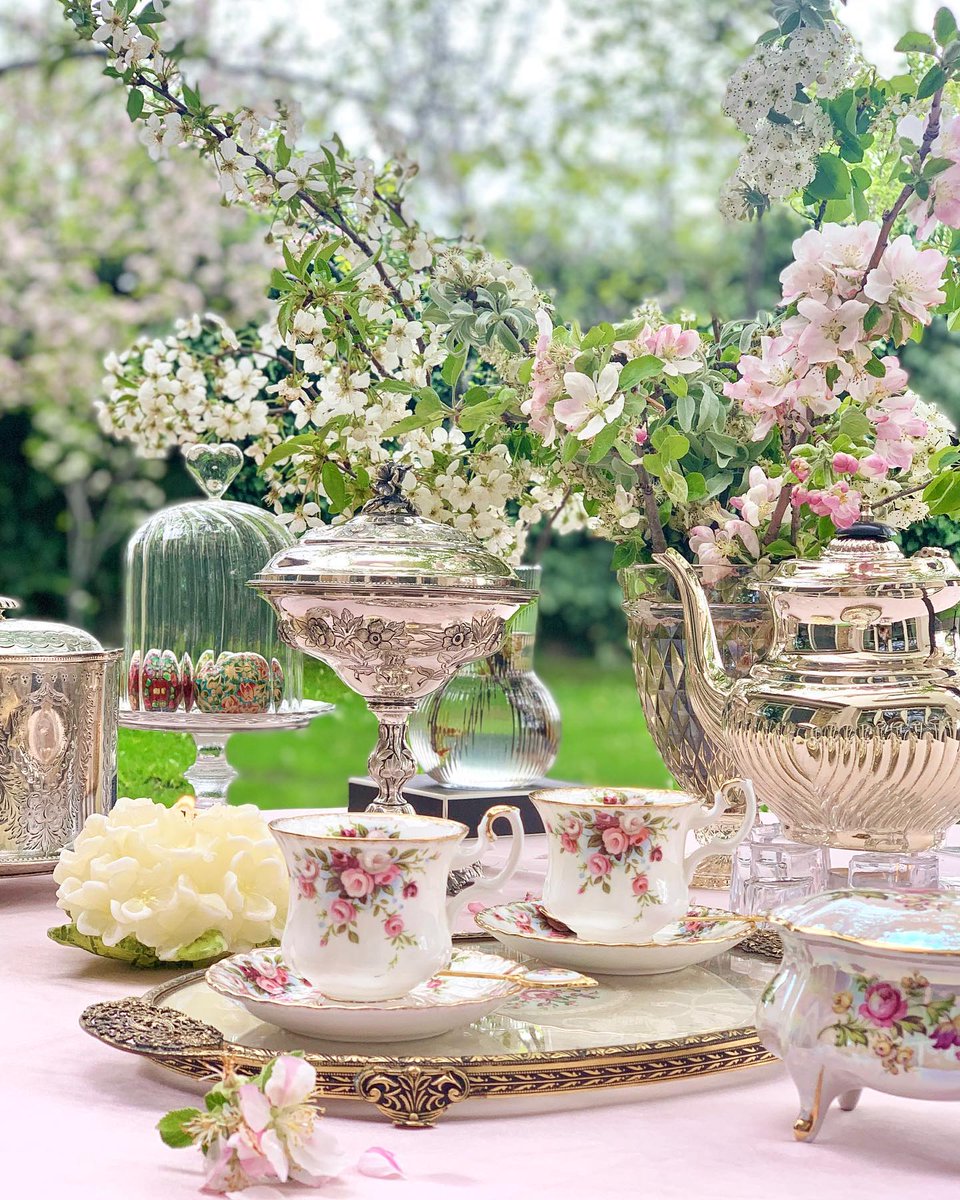 The verdant blooms of late spring create a lovely backdrop for Instagram user whateveraylike's teatime. We would love to celebrate the end of the week by savoring a sunny afternoon while leisurely sipping tea served in charming Royal Albert 'Cottage Garden' teacups.