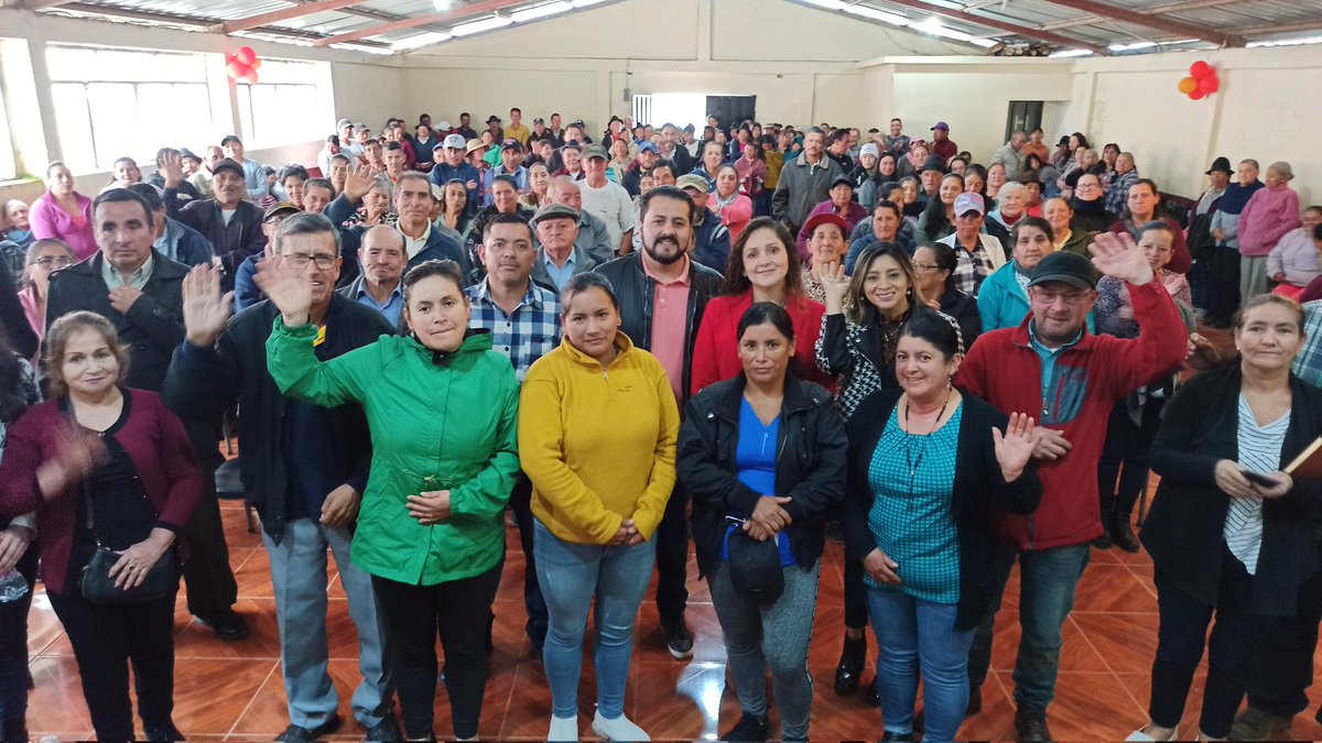 IESSCanar's tweet photo. #IESSatuServicio | En la parroquia Gualleturo realizamos la asamblea general de afiliados del dispensario Lun Lavadel de #IESSCampesino. 👩‍🌾

Paul Molina, Director Provincial de @IESSCanar informó sobre la gestión, entrega de medicamentos y posesionó a la nueva directiva. 🤝 https://t.co/vTgdn9mI2f