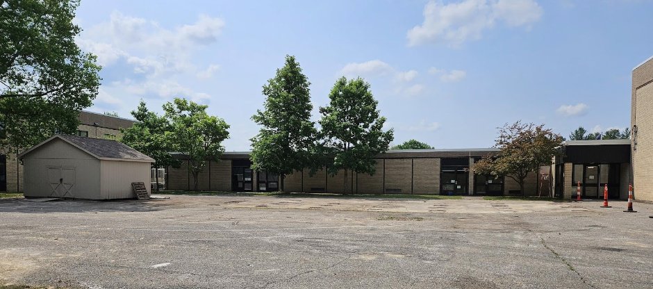 ChrisWoofter's tweet photo. #cfevs Off to an excellent start with the construction process for the Early Learning Village at Gurney. Old units have already been emptied, disconnected & removed. #CFconstruct @read_chagrin @DrJ_cfprincipal https://t.co/VjUivUUs9u