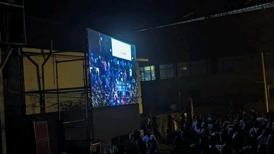 Thread,
#AlienFreedom #SityaDangerConcert 
When Freedom city auditorium got filled up with  like 25,000 pipo,  the rest who were paying were directed to the upper parking open space of Freedom city where LED Screens and sound were put in place for them to enjoy the show.