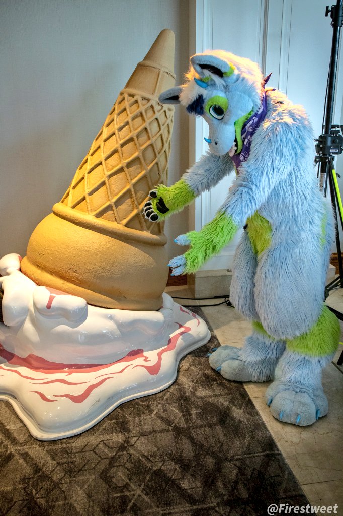 Fuuuuccckk awwrr come on 😭
#FursuitFriday #fursuit #CFz2023 

📸 <a href="/firestweet/">Firesuite</a>