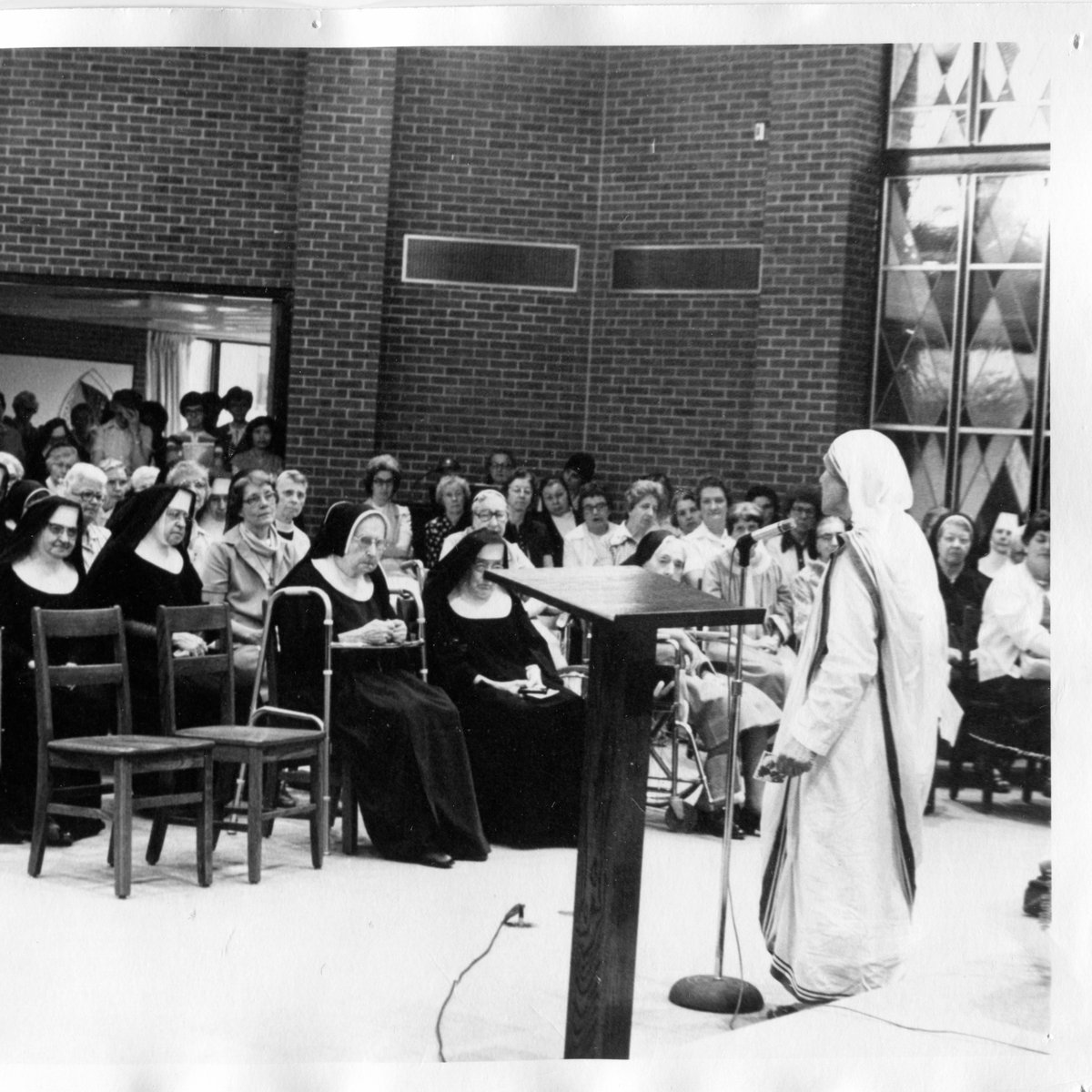 mountosb's tweet photo. On June 9-10, 1981, Mother Teresa visited Atchison, Kansas. She had been invited to speak at a conference in Las Vegas by Eileen Egan, whose sister, Kathleen Egan, was a member of the Mount. https://t.co/nE4OZNg7KM