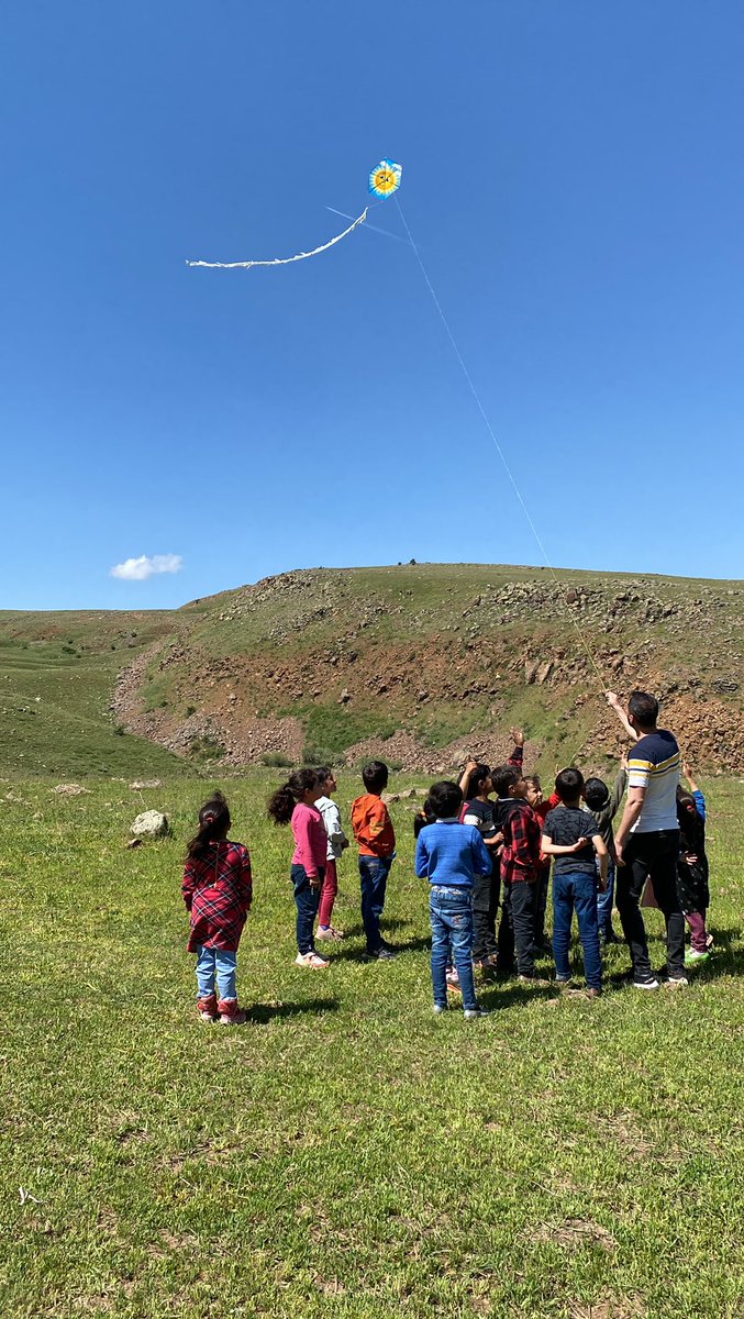 Gökyüzüne çevrili bir grup göz ve her birinin yüreğinde aynı heyecan 🤩 ilk uçurtma deneyimi 🪁 
@KarliovaMEM 
<a href="/Maliyldz12/">Mehmet Ali YILDIZ</a> 
<a href="/emrahdemrbag23/">Emrah Demirbağ</a> 
<a href="/ahmetgules1995/">AHMET GÜLEŞ</a>