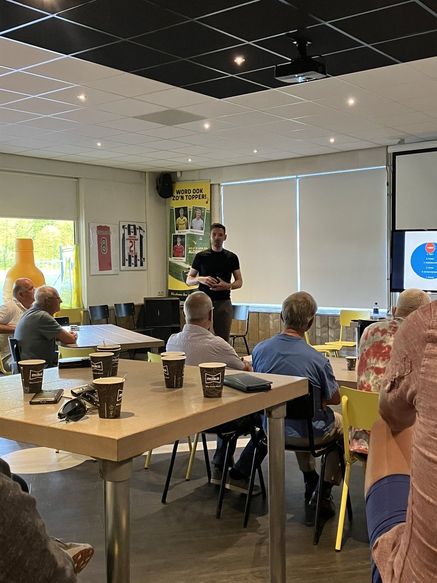 Samen met mijn nieuwe collega verenigingsadviseur arbitrage Noord Klaas Hofstede getuige geweest van de ondertekening het arbitrageconvenant! Een samenwerking tussen negen clubs. Samen opleiden, uitwisselen en ontwikkelen 💪🏼 <a href="/KNVB/">KNVB</a> #hetnationalevoetbalweekend