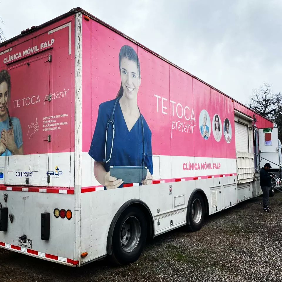 CESFAM_SNE's tweet photo. 📌 Hoy en el Club de Campo, se llevó a cabo un operativo de mamografia junto a la 🚑 clínica móvil de @FALPfundacion donde se atendió de manera gratuita a usuarios de nuestro centro 🏥

@SaludPintana @MuniLaPintana https://t.co/1X2ddVjLeR