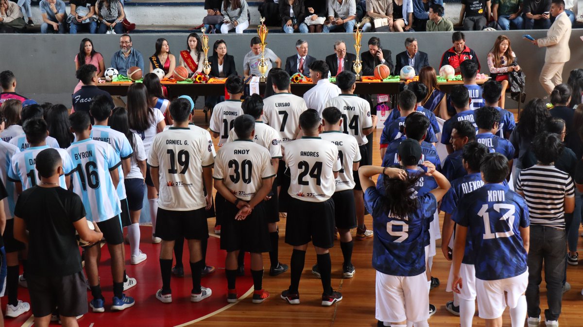 lacentralec's tweet photo. #Interfacultades ⚽🏀🎾
Se inauguró el campeonato deportivo Interfacultades #SoyCentral en el Coliseo de la UCE. Estudiantes centralinos participarán en varias disciplinas como fútbol masculino y femenino, básquet y otras. https://t.co/qzRvbuObMw