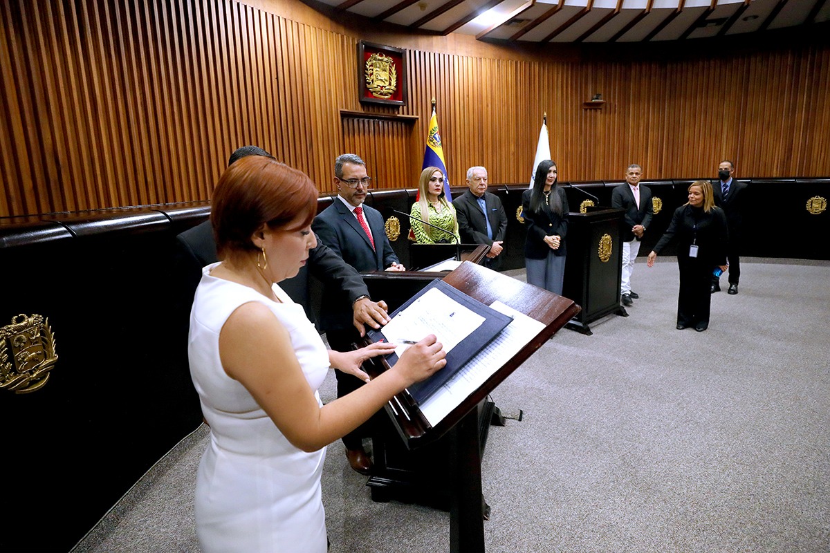 Presidenta del TSJ juramentó a la nueva Jueza Rectora del estado Trujillo tsj.gob.ve/-/presidenta-d…

#TSJAvanza
#09Jun