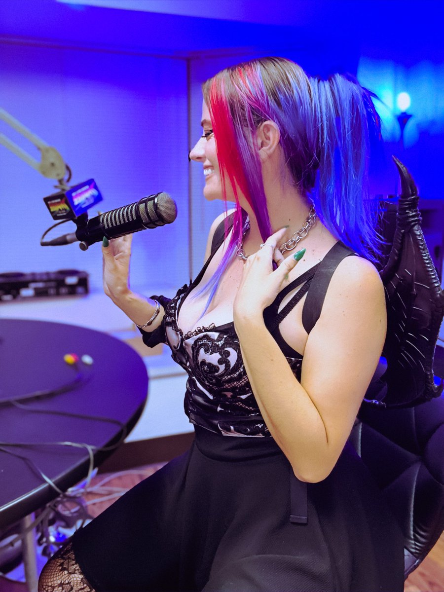 💿🦋 Thank you guys for tuning in last night! @Wuss_ReallyGood I had a blast! :3

#radio #radioshow #cosplayer #goth #podcast