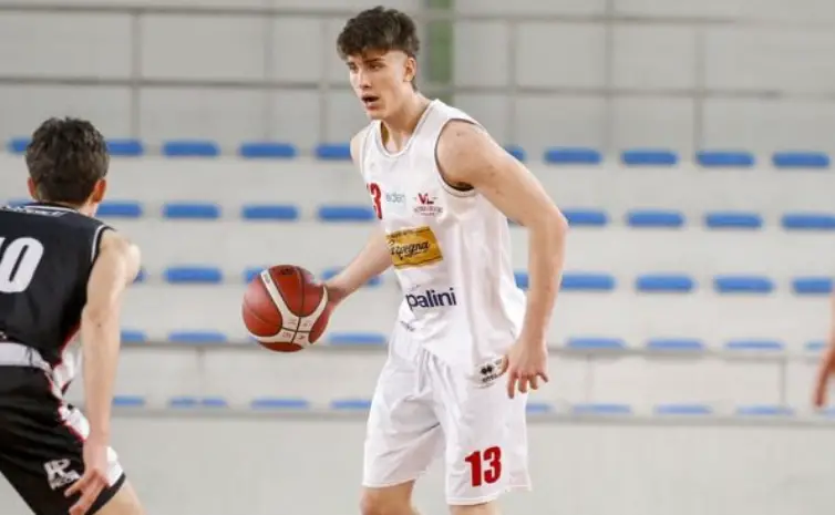 El oriundo de Sunchales tiene la doble nacionalidad y luego de sus buenas actuaciones en las inferiores fue llamado, al igual que hace un tiempo Stéfano Alesso.

Octavio Maretto, talento argentino para la U20 italiana
basquetplus.com/europeo-u20-oc…