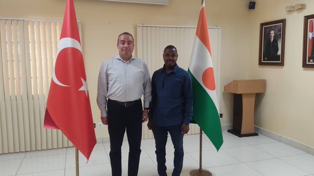 Le SG de l'ONG SADEN-NIGER, M. Mahamadou Zakou, a rendu une visite de courtoisie à l'Ambassadeur de Türkiye au Niger, S.E. M. Özgür ÇINAR. Il a presenté les activités de SADEN et son rôle dans le renforcement des liens d'amitié et de fraternité entre les peuples nigérien et turc.