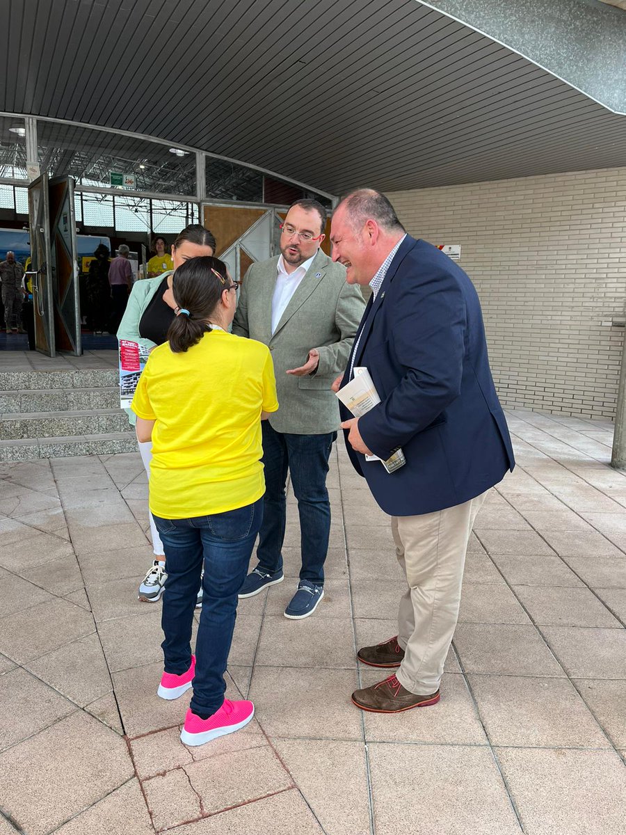 Nuevo día de nuestros azafatos en la oficina; bueno, en la <a href="/FeriaVegadeo/">Feria de Muestras de Vegadeo</a> 🤣🤣 
Hoy con <a href="/AdrianBarbon/">🌹 Adrián Barbón 💙💛</a> ¡Muchas gracias por compartir un rato con nosotros! 
<a href="/AytoVegadeo/">Ayuntamiento Vegadeo</a> <a href="/GobAsturias/">Principado de Asturias</a> 
#AsFerias58 #VegadeoSeMuestra