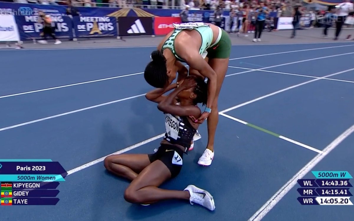 💥💥💥 One week after smashing the world 1500m record, Faith Kipyegon sets a world 5000m record 14:05.20 after a terrific duel with Letesenbet Gidey at the Paris Diamond League. Incroyable!