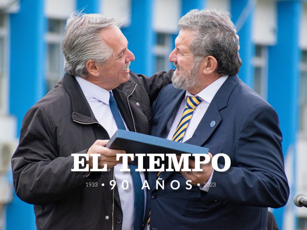 ElTiempodeAzul's tweet photo. REAPERTURA DE #Fanazul
El empleado de Fanazul Daniel Piris recibió, de manos del presidente Alberto Fernández, un reconocimiento luego de más de treinta años de desempeño en Fanazul y con motivo de su jubilación. https://t.co/ETjtLtBEuR