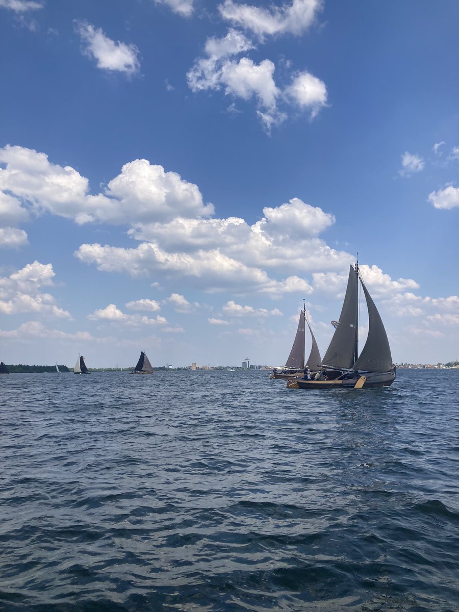HarmJanvSchaik's tweet photo. Wat een schitterend evenement, de jaarlijkse Bokkingrace in #Harderwijk. Mooi hoe met deze tocht bijgedragen wordt aan in stand houden van het varend cultureel erfgoed. Dank aan de organisatie, de bemanningen en alle deelnemers. #botters #varenderfgoed #bruinevloot #aaltjesdagen https://t.co/g5UbB42TIl