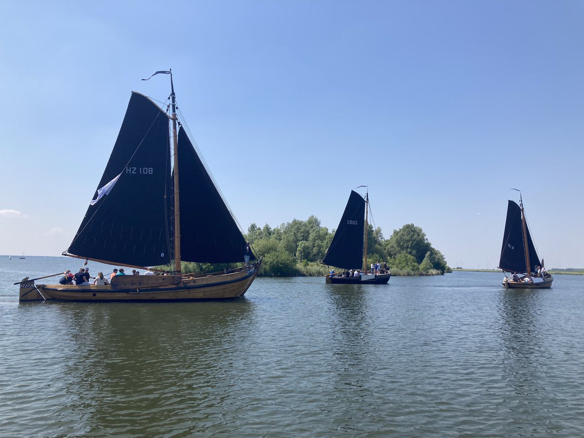 HarmJanvSchaik's tweet photo. Wat een schitterend evenement, de jaarlijkse Bokkingrace in #Harderwijk. Mooi hoe met deze tocht bijgedragen wordt aan in stand houden van het varend cultureel erfgoed. Dank aan de organisatie, de bemanningen en alle deelnemers. #botters #varenderfgoed #bruinevloot #aaltjesdagen https://t.co/g5UbB42TIl