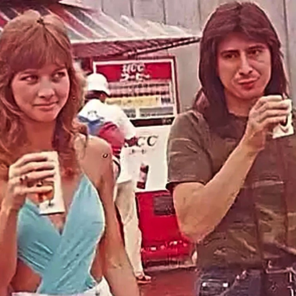 Holds on
                  Holds on
youtube.com/watch?v=5-Wpsd…
#TheEighties #StevePerry #MTV