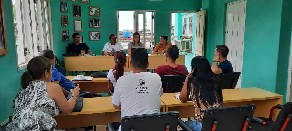 Sobre cómo hacer más efectiva la estrategia de la <a href="/UJCdeCuba/">UJC de Cuba</a> para fortalecer su influencia y protagonismo, conversamos esta tarde en Bejucal, último municipio de #Mayabeque a donde culmina nuestra provechosa jornada de hoy por #UnaMejorJuventud  <a href="/DiazCanelB/">Miguel Díaz-Canel Bermúdez</a> <a href="/DrRobertoMOjeda/">Dr. Roberto Morales Ojeda</a>