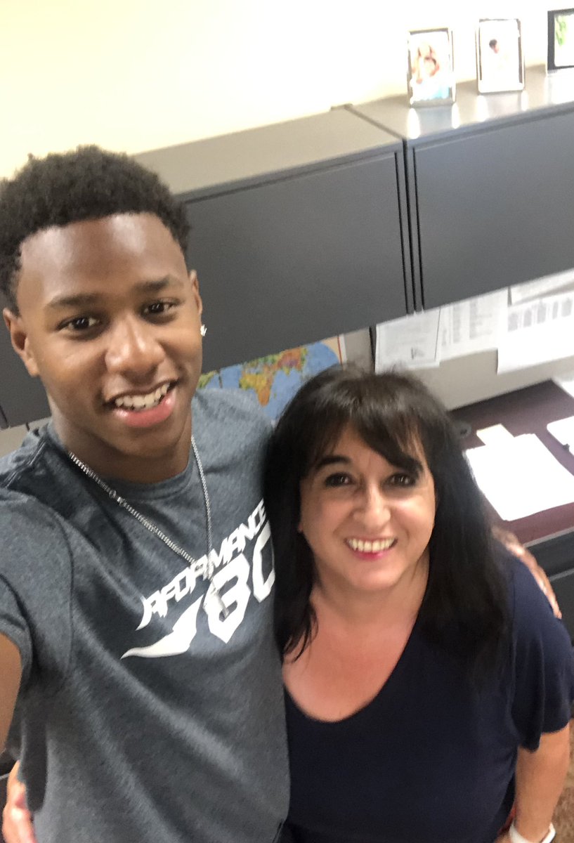 SandyHeadlee's tweet photo. On to Wisconsin, but first he stopped by my office to see his former high school secretary before he leaves tomorrow ❤️ God bless you @amare_snowden ! https://t.co/KtDHWfAO4u