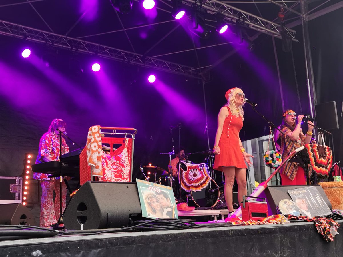 Le Fest'U s'achève en beauté avec 9 concerts sur le campus Manufacture ! Tubes 70's revisités, dose de métal, pop sensible, acid techno, rap aux influences différentes, DJ set... 
ça bouge grâce à vous pour ce dernier soir ! C'est éclectique, c'est remuant... C'est le Fest'U !