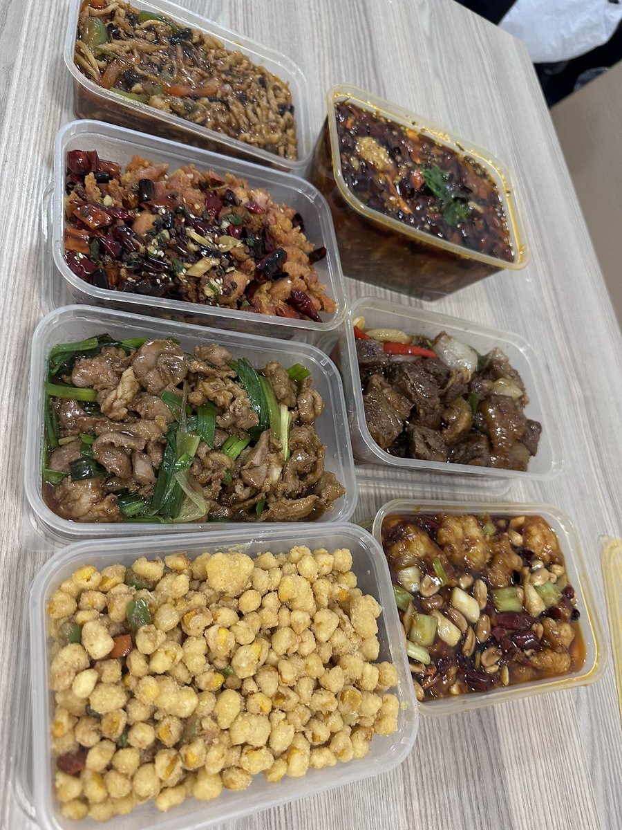 和好哥们的散伙饭 我说就在餐厅吃 非要打包回宿舍 我问原因 他说给不起米饭钱 自己煮米饭吃 
好 拿回来 米饭盛了 一吃 nmd夹生饭 太抽象了 
啊啊啊我夏天吃得好少 完全吃不进去 感觉我都不会饿 我晚上8点今天这是第一顿 吃两口也不想吃了😭 https://t.co/AHRyaBUi21