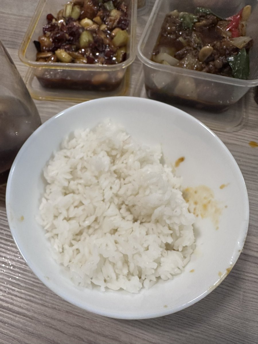 和好哥们的散伙饭 我说就在餐厅吃 非要打包回宿舍 我问原因 他说给不起米饭钱 自己煮米饭吃 
好 拿回来 米饭盛了 一吃 nmd夹生饭 太抽象了 
啊啊啊我夏天吃得好少 完全吃不进去 感觉我都不会饿 我晚上8点今天这是第一顿 吃两口也不想吃了😭 https://t.co/AHRyaBUi21