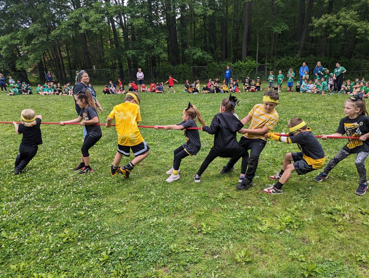 MrsONeill22's tweet photo. Tug of War! https://t.co/fLIjuGWadN