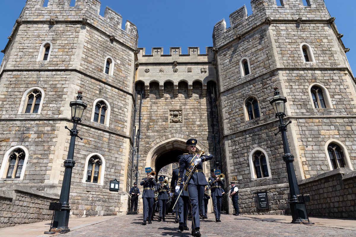 RAFMusic's tweet photo. Yesterday the Band of the RAF Regiment under took Public Duties, otherwise known as #ChangingTheGuard at #WindsorCastle alongside the @kingscolour_sqn ✈️

#RAFMusic 🎺✈️🥁

#NoOrdinaryJob #RAF #NoOrdinaryGig https://t.co/NbSp6wMSSJ