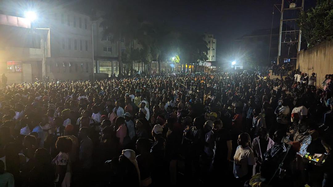 Update: Hundreds closed out fill Freedom city parking in large numbers that they have decided to fix big screens to follow Alien Skin performance.
#SityaDangerConcert!
