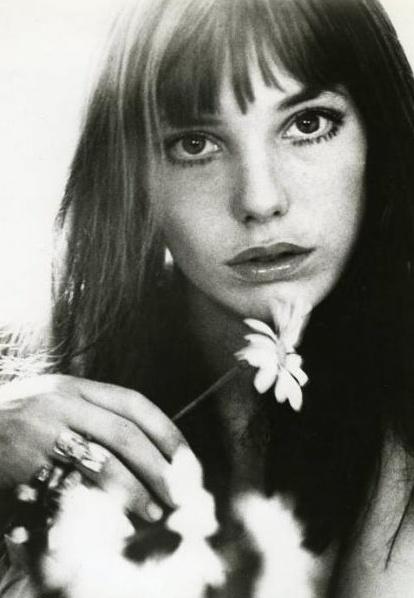 No quiero ser un recuerdo
o un fantasma
de los buenos tiempos
No quiero ser el pasado
ni en los sueños,
si no estoy
nunca existí
porque lo prefiero así
sin cargas
ni despedidas
y piensa que fui la flor
que en tu balcón floreció
pero ya se marchitó.

 ～✿～
#AlmadelaHabana