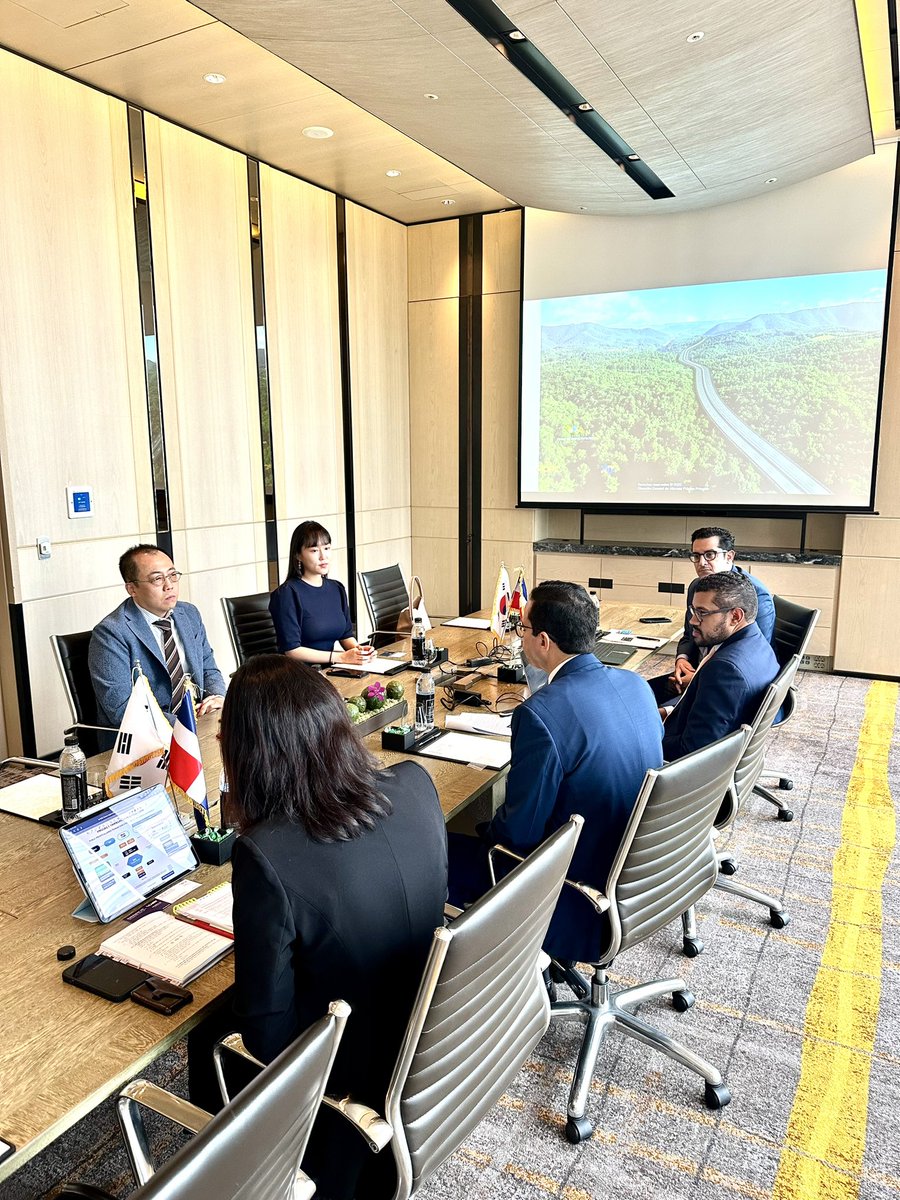 SigmundFreund's tweet photo. ¡Terminamos con éxito nuestra agenda del #CoreaRoadshow en Seúl! 🇰🇷🙌🏼💪🏼

Logramos fructíferas reuniones one to one con las empresas interesadas en el proyecto de la #AutopistaDelÁmbar

En estas, aprovechamos para abundar sobre la viabilidad de que este proyecto se realice bajo la modalidad de una alianza público-privada, para promover las bondades de nuestro país y la seguridad jurídica garantizada por la gestion de gobierno del presidente @luisabinader 

Casi nos vamos a RD a seguir trabajando 🇩🇴💪🏼