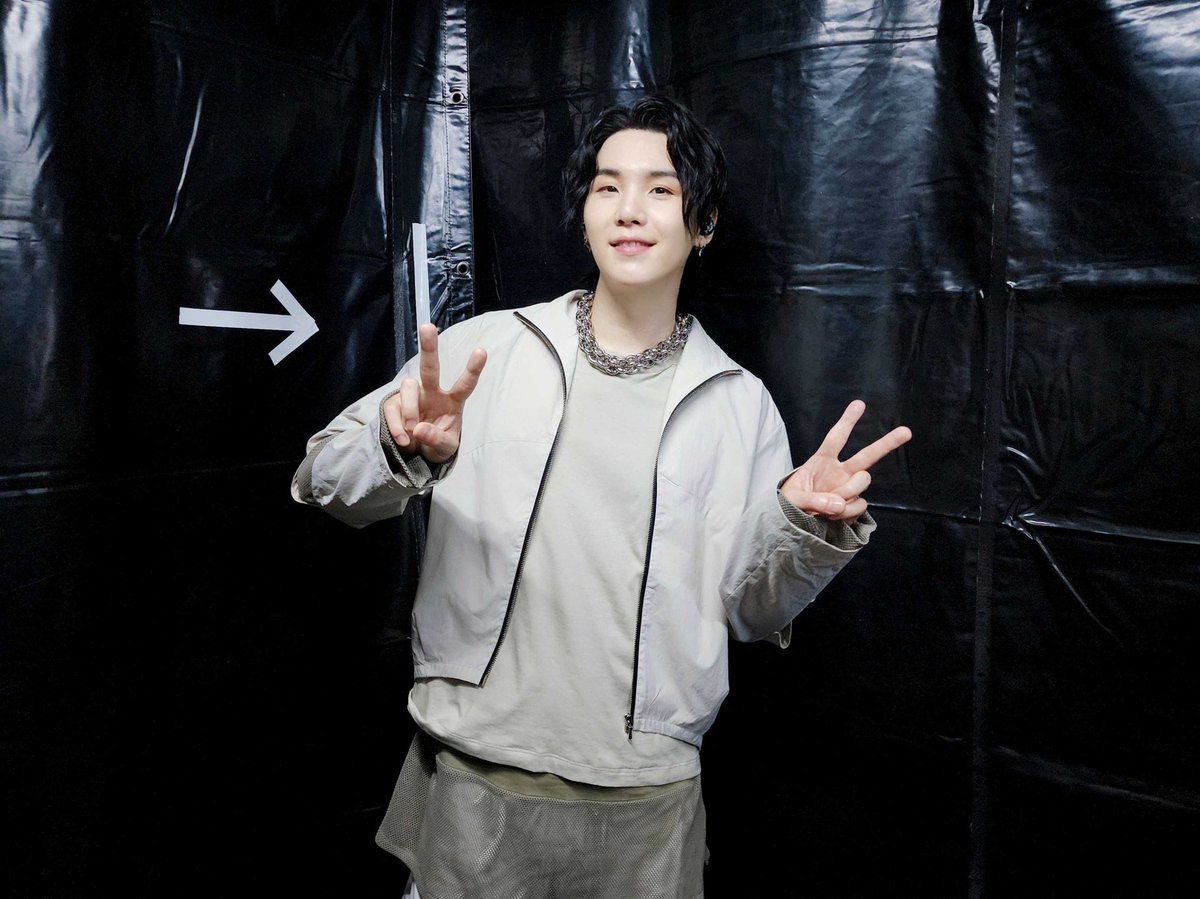 purplearmy_py's tweet photo. [#.Today's BTS] Bangkok es lo mejor👍🏻 Gracias por tus fuertes ánimos y tu energía. Estoy muy feliz cuando sea regresaré 🤗 Tengamos mayor diversión mañana!

#.Today's SUGA #Suga #AUSTD #BTS  #D_DAY #D_TOUR_Bangkok #SUGA_AUSTD_BANGKOK #SUGA_AUSTD_TOUR #Stage_For_ARMY https://t.co/gQ1F8Md1G6