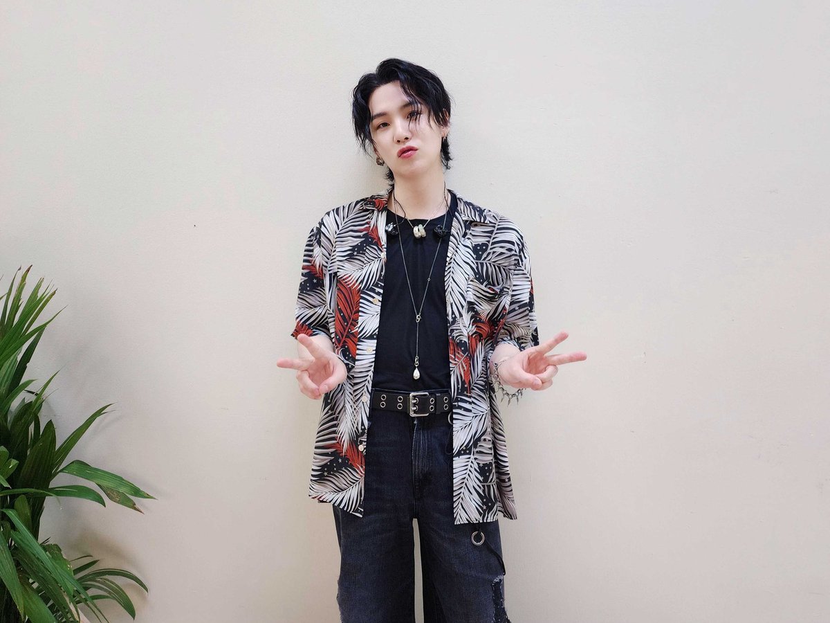purplearmy_py's tweet photo. [#.Today's BTS] Bangkok es lo mejor👍🏻 Gracias por tus fuertes ánimos y tu energía. Estoy muy feliz cuando sea regresaré 🤗 Tengamos mayor diversión mañana!

#.Today's SUGA #Suga #AUSTD #BTS  #D_DAY #D_TOUR_Bangkok #SUGA_AUSTD_BANGKOK #SUGA_AUSTD_TOUR #Stage_For_ARMY https://t.co/gQ1F8Md1G6