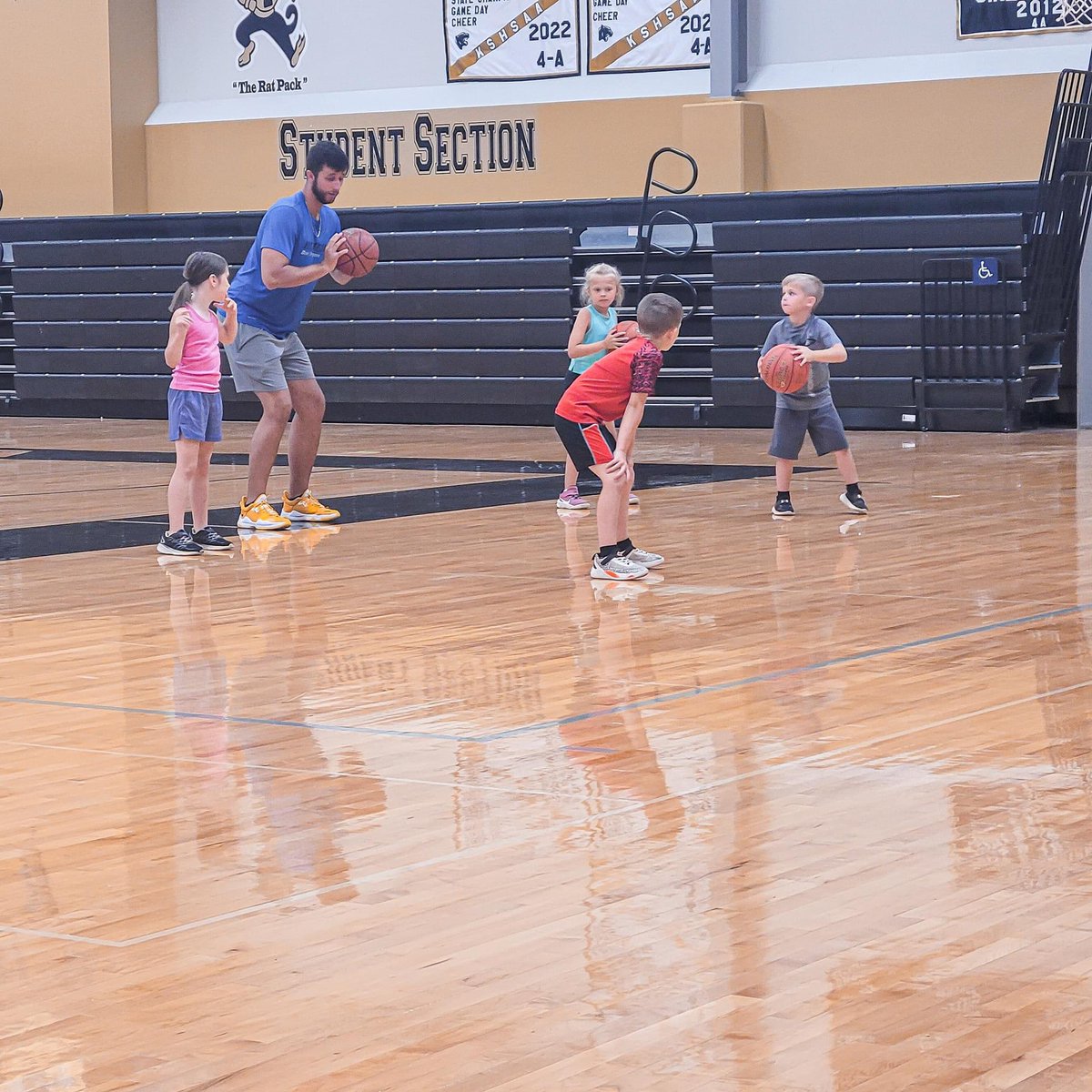 KylePatrick23's tweet photo. Week 1 of my private lessons was a success! 🏀🐾

If you are interested in joining please don’t hesitate to contact me! I have all ages of players(some not pictured) and would love the opportunity to work with more kids in the community‼️ https://t.co/2UkynkQtS8