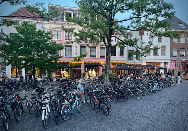 rahmstorf's tweet photo. Autofreie Innenstädte sind so schlimm, da tanzen die Leute einfach auf den Plätzen!
Und überall stehen Fahrräder herum, wo sonst auch ein paar Autos parken könnten. https://t.co/k6lGDxA7Bt