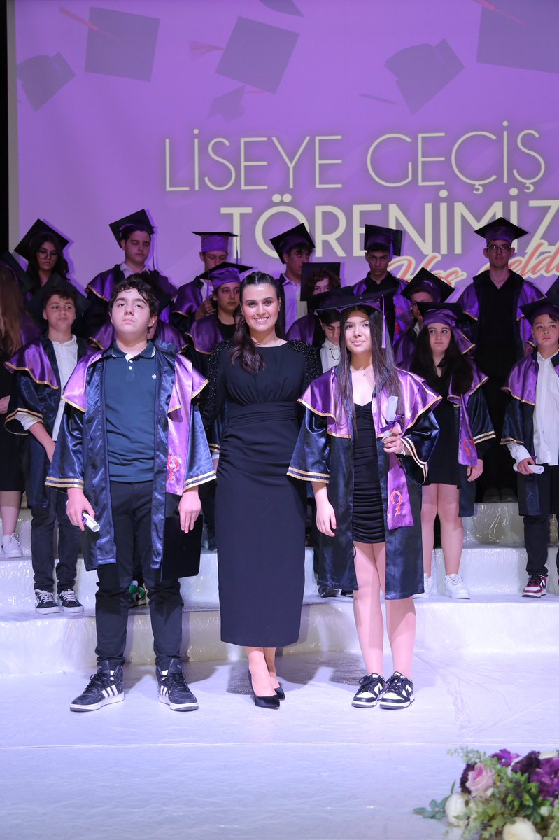 Vizyon Koleji Bahçeşehir Kampüsü   mezuniyet törenleriyle coşkulu ve bir o kadar duygusal bir gün geçirdi. 4. Sınıf öğrencilerimizi ortaokula, 8. Sınıf öğrencilerimizi liseye uğurlarken 12. Sınıf öğrencilerimizi mezun etmenin haklı gururunu yaşadık.