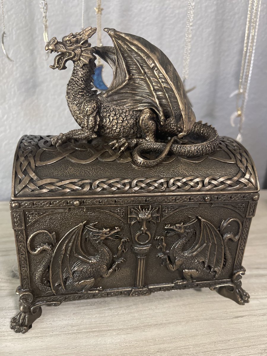 Hilda🌙 tweet media