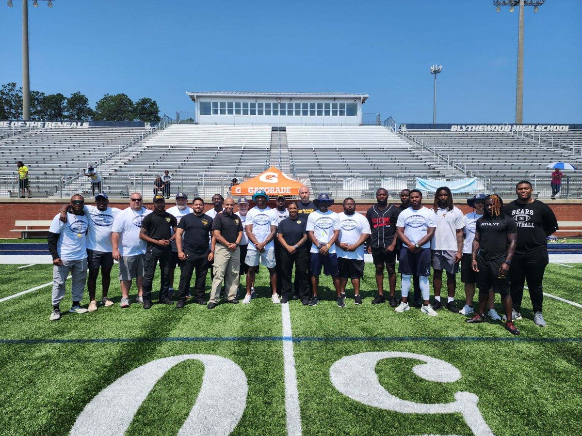 Amazing turnout for the Beating All Odds Youth Camp. It was great to see campers flying around and having fun. Thanks to @Jbet26 & foundation for a first-class event. Thank you @CoachGarifalon5 for your leadership in the preparation & organization. Big thanks to @RCSD!