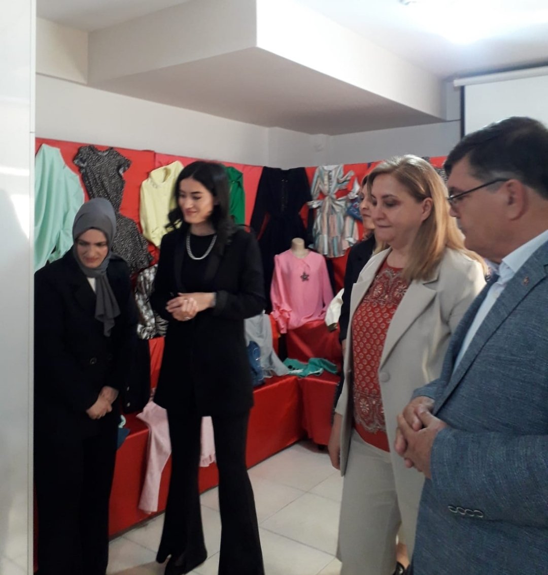 Hayat Boyu Öğrenme Haftası  kapsamında açılan yıl sonu sergi açılışını, Vali Yardımcımız Sayın Kübra TEYMUR, Halk Eğitim Müdürümüz  Sayın Semra GÜZBEY ile Erkmen  Belediye Başkanımız Sayın Memduh KUŞ gerçekleştirdi. <a href="/kubrayigitbasi/">Doç. Dr. Kübra Güran Yiğitbaşı</a>
<a href="/afyonhem/">afyonhem</a> <a href="/memduhkus/">Memduh Kuş</a> <a href="/afyonkulturevi/">Afyonkarahisar Kadın Kültür Evleri</a>