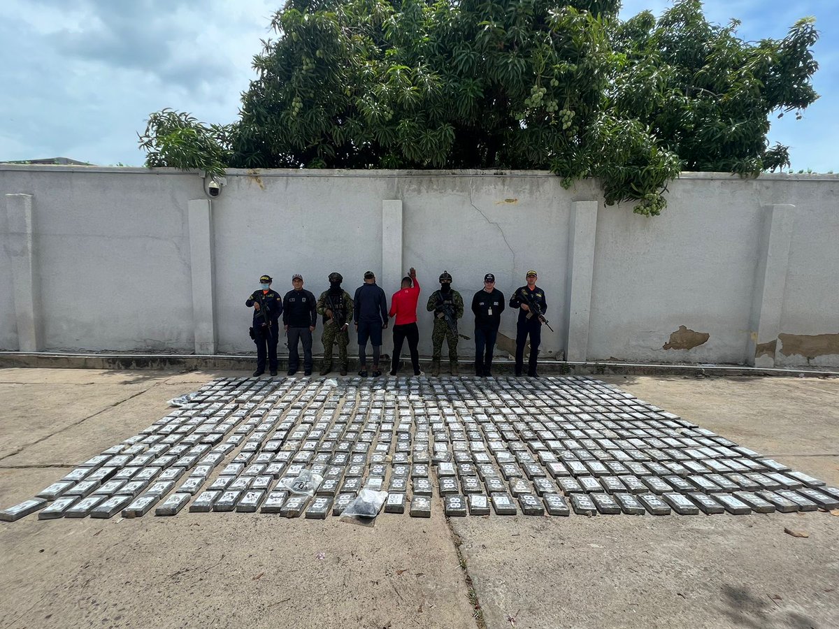 Mediante interdicción marítima al sur de Barú, #Cartagena, fueron incautados 398,7 kilogramos de clorhidrato de cocaína, como resultado operacional de su <a href="/FuerzaAereaCol/">Fuerza Aeroespacial Colombiana</a> y <a href="/ArmadaColombia/">Armada de Colombia</a>.

➡️bit.ly/3OZqFx7

#MiFuerzaAérea🇨🇴#PlanAyacucho
#ContundenciaOperacional #CACOM3