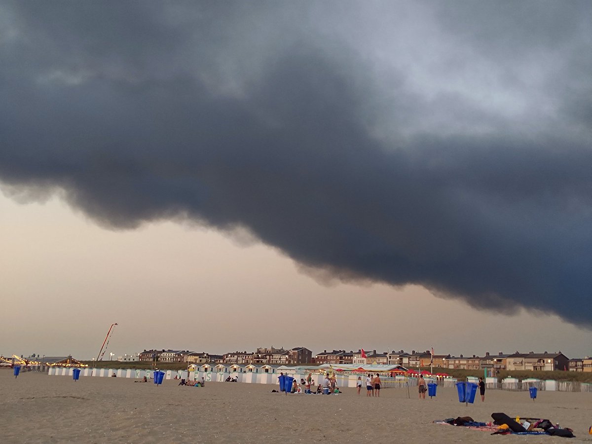 Rook wordt alsmaar dikker op het strand van Katwijk #brand Ter Aar