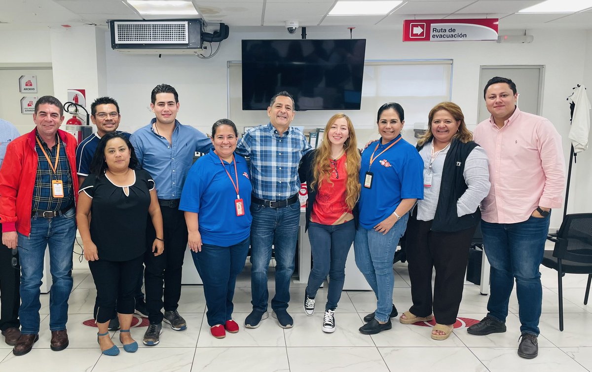 ¡Equipazo! Profesionales y de noble espíritu. #Infonavit #Tabasco #YaesViernes