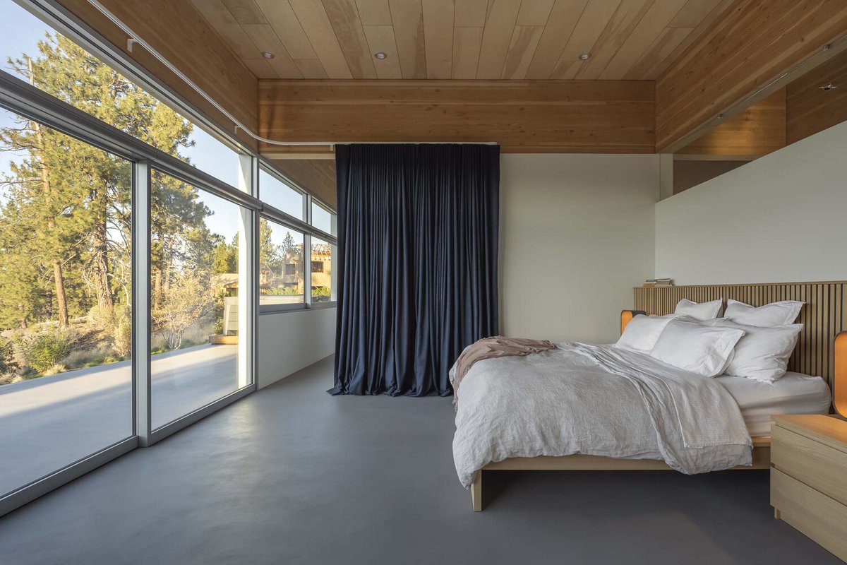 VivianGarcete's tweet image. Large windows are key partss of the #archtiecture of this #structure, allowing views of the outdoors.  cpix.me/a/171287720