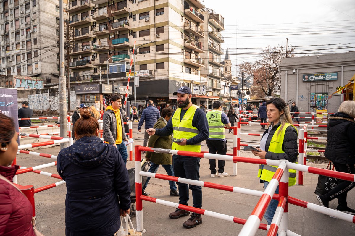 InfoJst's tweet photo. Difundimos material gráfico con información de valor en las estaciones Liniers, Línea Sarmiento; Urquiza, Línea Mitre; y las terminales de Federico Lacroze, Línea Urquiza; Constitución, Línea Roca; Sáenz, Línea Belgrano Sur; y Retiro, de las Líneas San Martín y Belgrano Norte. https://t.co/74jDNDhKAu
