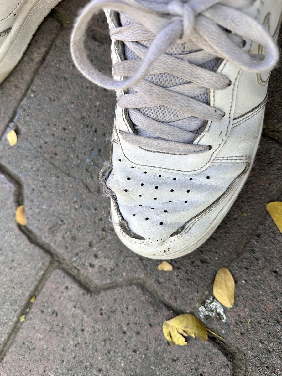 gerardopf's tweet photo. Hey @Nike I got this sneakers for my kid 3 months ago at @innovasport and it already reaped apart, do I have any warranty? https://t.co/CmJXZrZ0sQ