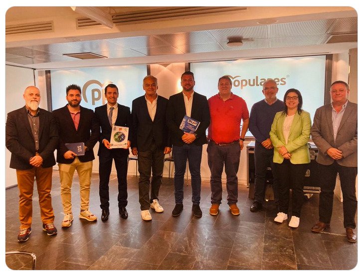 PlataformaPNyGC's tweet photo. El @ppopular se compromete si accede al Gobierno, al principio de su mandato, a abordar la equiparación para los #Policías”
Hoy la @PlataformaPNyGC nos hemos reunido con @agonzalezpons y @anadebande
Porque es lo firmado pedimos plena #EquiparaciónSalarial y #JubilacionDignaGCyPN https://t.co/j73kc1lB8x