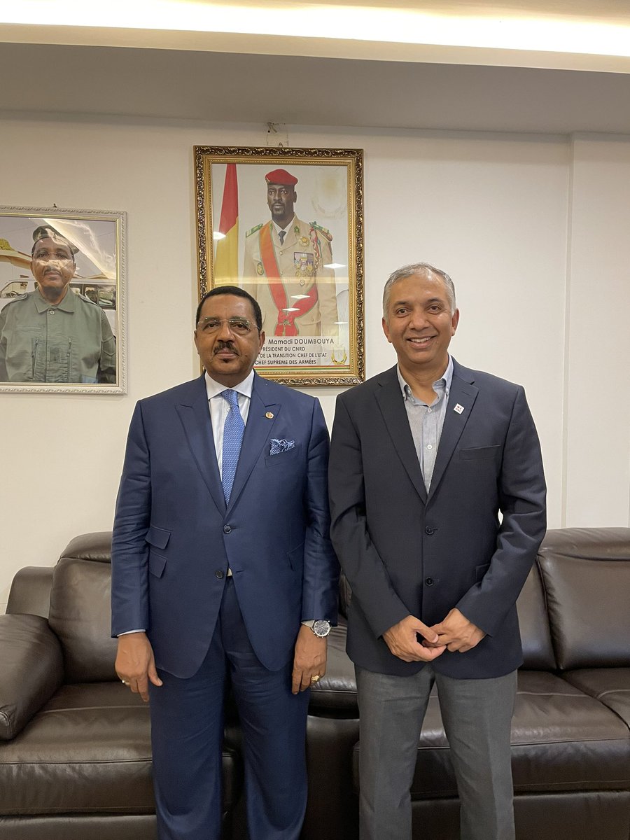 AwanGhulamMuha1's tweet photo. Met health minister of Guinea Dr. Mamadou Dillao along with NS leadership. Apprised minister about health related interventions by NS/IFRC. Discussed options of scaling up health related programs in country. Minister appreciated efforts of NS/IFRC, assuring full govt support. https://t.co/abFZxNvUds