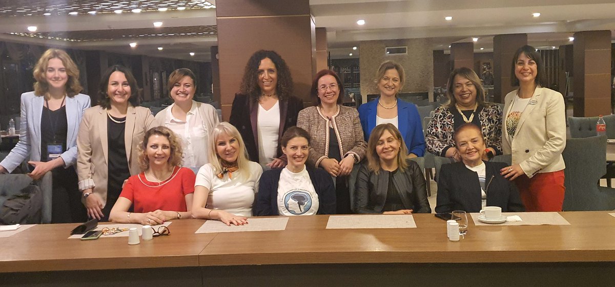 Bahar Güntekin (@gntknb) on Twitter photo Türkiye Ulusal Sinirbilim Kongresi'nde #USK2023 <a href="/turkiyebeyin/">TÜBAS</a>
Sinirbilim alanında çalışan bilim kadınları.
Hepsi ile birlikte olmaktan keyif duyuyoruz.
Ve tabi ki Sinirbilim alanındaki öncü çalışmaları ile de kendileri ile gurur duyuyoruz.
<a href="/MBahcelioglu/">Meltem Bahcelioglu</a> <a href="/GorsevYener/">Görsev Yener</a> <a href="/MugeYemisci/">Müge Yemişci Özkan</a> Türkiye Ulusal Sinirbilim Kongresi'nde #USK2023 <a href="/turkiyebeyin/">TÜBAS</a>
Sinirbilim alanında çalışan bilim kadınları.
Hepsi ile birlikte olmaktan keyif duyuyoruz.
Ve tabi ki Sinirbilim alanındaki öncü çalışmaları ile de kendileri ile gurur duyuyoruz.
<a href="/MBahcelioglu/">Meltem Bahcelioglu</a> <a href="/GorsevYener/">Görsev Yener</a> <a href="/MugeYemisci/">Müge Yemişci Özkan</a>