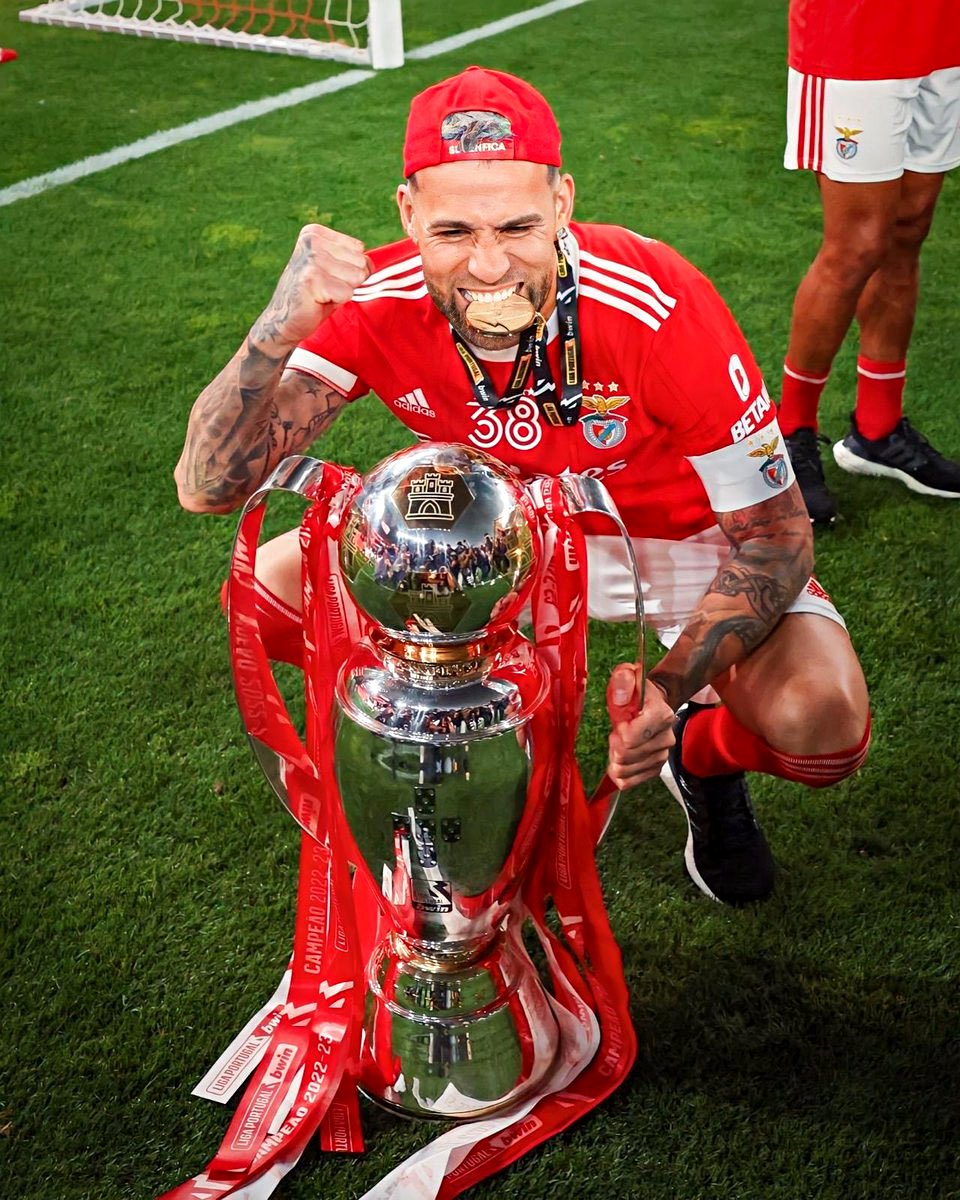 OFICIAL: Otamendi renovou contrato com o Benfica até 2025.