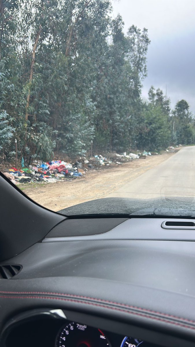 elystanley's tweet image. Ruta F718 cerca de Peñuelas, Valparaíso, @valparaiso @JorgeSharp un desastre la cantidad de basura y escombros en las orillas del camino. ¿ Que municipalidad corresponde al lugar para pedir que limpien?  🤔 @MMAChile
#municipalidadvalpo
#Valparaíso 
#JorgeSharp 
#basura #calle